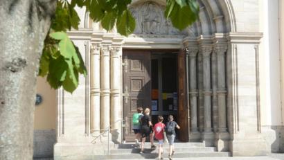Bild: Gabi Schönberger
Nur spärlich besuchten die Augustinus-Gymnasiasten den Gottesdienst zum Schuljahresende im Juli. Erstmals war die Teilnahme freiwillig.