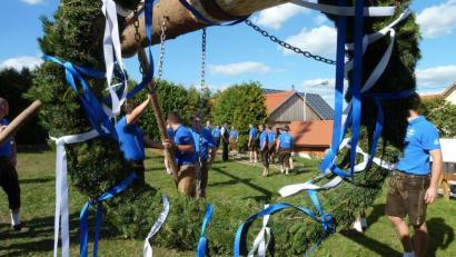 Bild: Portner
Auf geht’s! Am Samstag, 14. September, stellen die Gonfeiaschta Kirwaleid wieder einen herausgeputzten Kirwabaum bei der Kapelle auf.