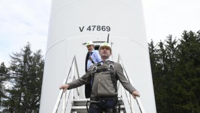 Bild: Petra Hartl
Hubert Aiwanger (vorne) auf dem Weg nach oben: Von dem Betreiber Erich Wust (im Hintergrund) begleitet, ließ sich der Wirtschaftsminister vom Lastenaufzug auf die Turbinengondel der Windkraftanlage in 140 Meter Höhe fahren.
