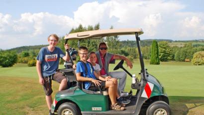 Bild: enz
Unter Anleitung von Matthew Gatrall erlernten drei Buben im Rahmen des Ferienprogramms beim Golfclub Stiftland die Grundbegriffe des Golfens.