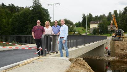 Bild: bey
Zweite Bürgermeisterin Andrea Lang (Zweite von links) freut sich über den problemlosen Bau der Brücke über die Pfreimd bei Burkhardsrieth und findet dafür auch dankende Worte für das Ingenieurbüro Martin Kohl, Weiden, mit seinem Chef Martin Kohl (Zweiter von rechts). Sozusagen beim vorletzten Termin, dem noch ein offizielles Brückenfest folgt, mit dabei auch Geschäftsleiter Günter Gschwindler (rechts) und Markus Friedl (links).