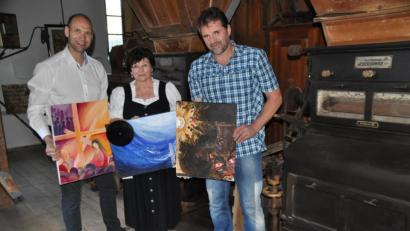Bild: ak
Die Kulturfreunde Kaibitz haben die Kunstmühle vom Staub der Zeit befreit und freuen sich mit Vorsitzendem Ely Eibische (von links) und Helene Eibisch sowie Kassier Thomas Purucker auf regen Besuch des Denkmals und der Ausstellung.