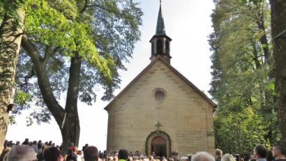 Bild: rha
Die Bergkirche im Vilsecker Ortsteil Axtheid-Berg steht eine Woche lang im Zeichen der Kreuzverehrung und der Märtyrer des 20. Jahrhunderts. Zu den Gottesdiensten in und an der Bergkirche werden wieder viele Gläubige aus Nah und Fern erwartet.