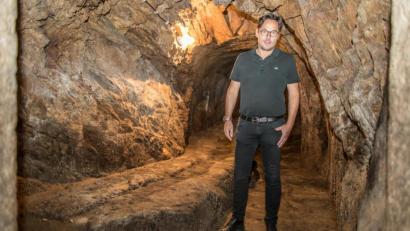 Bild: dtr
Architekt Peter Hilgarth ist stolzer Besitzer eines weit in die Erde reichenden Felsenkellers.