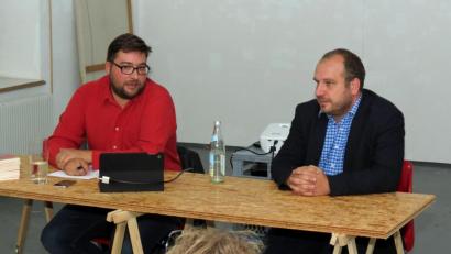 Bild: Dobmeier
Raul Vitzthum (rechts) begrüßt Referent Stefan Dietl als Bezirksvorsitzender von Verdi Oberpfalz zum Referat anlässlich des Antikriegstages und den deutschen Rüstungsexporten in Krisengebiete.