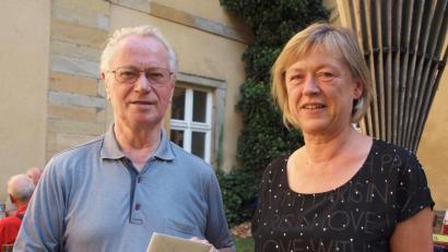 Bild: sön
„Er ist seit dem Jahr 2000 Mitglied unseres Vereins und wir haben immer ein offenes Ohr bei ihm gefunden“, lobte Vorsitzende Annemarie Dollacker den scheidenden Pfarrer Pater Hermann Sturm und überreichte ihm ein Kuvert mit einem Reisekostenzuschuss.