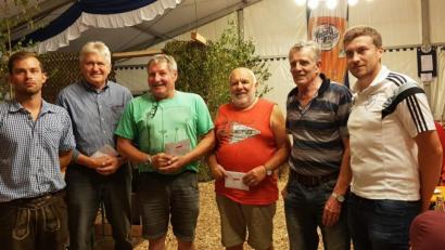 Bild: hai
Freuen sich über einen gelungenen Schafkopf: Christian Küffner (rechts) und Jonas Höcht (links) als Organisatoren sowie Reinhard Hübner (Dritter von links), Günther Ott (Dritter von rechts), Josef Stark (Zweiter von rechts) und Rudi Busch aus Speichersdorf (Zweiter von links).