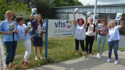 Bild: jr
Strahlend präsentieren die Mitarbeiter der Volkshochschule das neue Jahresprogramm 2019/2020.Mit dabei sind (von links) Gabi Schertler, Bettina Lux, VHS-Leiterin Angelika Schraml, Iwona Schultes, Christina Zeitler, Silvia Scharnagl und Anja Schieder. Ab kommenden Montag, 9. September kann sich für die Termine angemeldet werden.