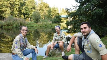 Bild: Tobias Gräf
Stolze Pfadfinder aus Überzeugung: Die Stammesvorsitzenden der DPSG Windischeschenbach, Elisabeth Gierisch und Florian Sperber (im Vordergrund) und Leiterin Miriam Sperber sind auch privat befreundet.