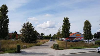 Bild: ck
Für die Zeit des Abbruchs und des Neubaus zieht der "Netto"-Markt in ein Verkaufszelt um. Das Provisorium wird im vorderen, linken Bereich des Areals errichtet und kann über die bestehenden Weg auf dem Gelände erreicht werden.