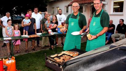 Bild: zer
Die Schützen brutzelten am ausziehbaren Grill aus dem Kofferraum eines halben Polos, der als Anhänger dient. Gesellig saßen die Gäste und Besucher in den Abendstunden bei schönstem Wetter.