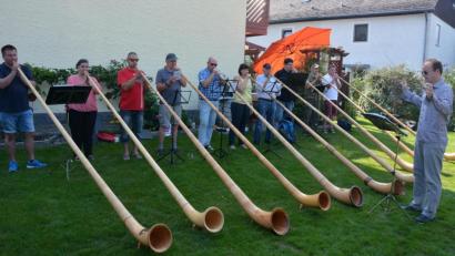 Bild: jr
Eifrig üben die Großkonreuther Alphornbläser im Garten von Peter F. Dotzauer in Mitterteich für ihr großes Konzert in der Erbendorfer Stadthalle. Geleitet werden die Alphornbläser von Markus Werner. Insgesamt gehören dem Ensemble 18 Alphornbläser an.