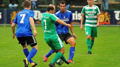 Bild: Werner Franken
Regensburgs Arber Morina (Zweiter von links) nimmt es gleich mit Dominik Hradecky (links) und Dominik Mandula von der SpVgg SV Weiden auf. Am Ende setzte sich die Fortuna knapp mit 1:0 durch.