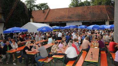 Bild: bey
Wie in den vergangenen Jahren wird das Schlossfest Unterwildenau ein Anziehungspunkt sein. Selbst wenn das Wetter nicht optimal mitspielt haben die Organisatoren vorgesorgt, denn es gibt nicht nur im Freien Plätze.