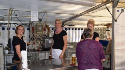 Bild: swo
Frauenpower hinter dem Ausschank am Tag der Frauen auf dem Mausberg (von links): Theresa, Annette und Angelika Schöpf.