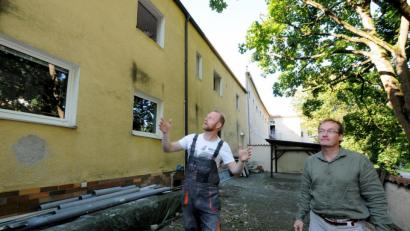 Bild: Stephan Huber
Das ist nicht nur Kopf-, sondern auch Handarbeit: Abermals sind Peter Voss (links) und Gerald Stelzer mit Begeisterung, Überzeugung und Gespür bei der Sache. Sie erweitern ihr einzigartiges Hotel Fronfeste (im Hintergrund) und gewinnen so unter anderem Freifläche im reizvollen Zwingerbereich des Stadtgrabens hinzu.