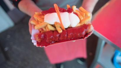 Bild: Jörg Carstensen/dpa
Die Currywurst wird 70 Jahre alt.