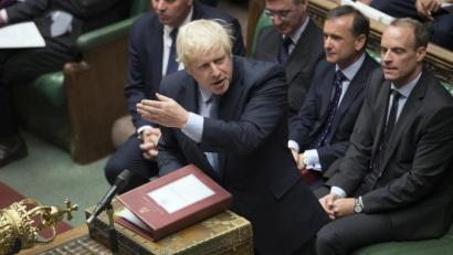 Bild: agentur_dpa/Jessica Taylor
Boris Johnson bei einem seiner Auftritte im Londoner Parlament: Britische Abgeordnete wollen ihrem Premierminister jetzt den Weg zu einem No-Deal- Brexit per Gesetz versperren.