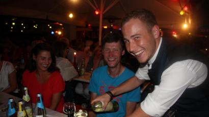 Bild: wro
Die Gastgeber sorgten für einen guten Tropfen und leckere Brotzeiten.