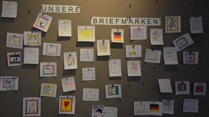 Bild: jr
Kinder entwarfen ihre eigene ganz private Briefmarke, sie sind noch bei der großen Postausstellung im Museum noch bis zum 10. November zu sehen. Das Museum hofft, heuer die 6000er Besuchergrenze zu knacken. Museumsleiterin Marion Papsch ist zuversichtlich, dass dies bis zum Jahresende gelingen wird.