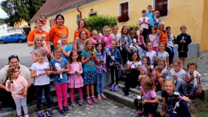 Bild: le
Ihre helle Freude bei den Bastelarbeiten von Sockentieren hatten am Donnerstag über 32 Kinder, die ihre Unikate stolz vorzeigten und mit nach Hause nehmen durften.