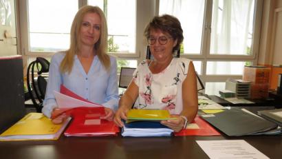 Bild: ubb
Die neue Rektorin, Sabine Graser (links) hat mit der Schulsekretärin Manuela Meyer-Dorn eine Menge zu besprechen. Sie nutzt die Tage vor Schulbeginn, um sich in ihrem neuen Umfeld einzurichten.