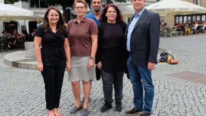 Bild: Stadt Amberg, Thomas Graml 
Sie helfen neu Zugewanderten für das Leben im Alltag auf die Sprünge (von links): Christina Gerl (Stadt Amberg), Irina Huber (Caritas), Soufiane Mouncir (Bildungswerk), Sylvia Benjamin (Caritas) und Andreas Hermann (Lions-Club).