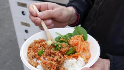 Bild: Sven Braun/dpa-Zentralbild/dpa
Ein Mann hält eine «Bulgogi Beefy Bowl», bestehend aus Sojafleisch, Kimchi, Daikon, Spinat und Reis in den Händen.