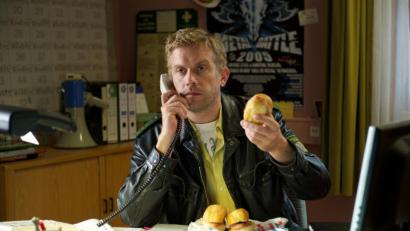 Bild: obs/Constantin Film/Bernd Schuller
Dorfpolizist Franz Eberhofer (Sebastian Bezzel) im Provinzkrimi "Dampfnudelblues". Diese fiktive Figur wollte der Beschuldigte beim Weiberfasching in Moosbach darstellen.