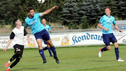 Bild: hho
Am vergangenen Sonntag erkämpfte sich der TSV Konnersreuth gegen den TSV Thiersheim nach einem 0:2-Rückstand noch ein 2:2. Hier klärt Tobias Wenisch (Zweiter von links) vor Gästespieler Patrick Lima. Am Sonntag empfangen die Konnersreuther den Tabellenführer VfB Arzberg.