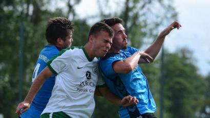 Bild: Schrems
Der FC Tirschenreuth peilt am Sonntag gegen den FC Rehau den zweiten Saisonsieg an. Das Bild zeigt Alexander Bauer (links) und Andreas Gradl (rechts) im Luftkampf mit dem Katschenreuther Moritz Amon.