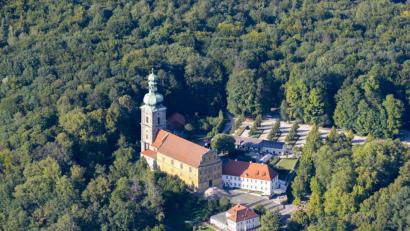 Bild: mür
Das Ensemble auf dem Mariahilfberg aus der Vogelperspektive: vorne die Bergwirtschaft, rechts von der Kirche das Kloster, dahinter die Parkplätze.