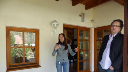 Archivbild: Völkl
Silvia Loew und ihr Rechtsanwalt Robert Hankowetz - hier vor dem Fenster, durch das der Täter ins Haus gelangte - gingen bereits im März 2015 in die Offensive.