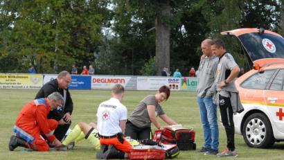 Bild: gb
Jahn-Trainer Mersad Selimbegovic (von rechts) und sein Zwickauer Kollege Joe Enochs schauen betroffen, wie der schwer verletzte Sascha Härtel noch auf dem Platz notversorgt wird.