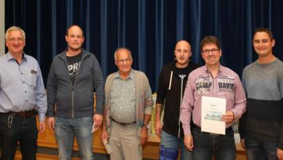 Bild: njn
Marco Vollath (zweiter von rechts) gewann den Hauptpreis beim CSU-Preisschafkopf. Mit auf dem Bild (von links) CSU-Ortsvorsitzender Johannes Reger mit den weiteren Gewinnern Matthias Wächter, Rudi Schinner und Trostpreis-Gewinner Christian Duschl sowie JU-Ortsvorsitzender Matthias Fütterer.