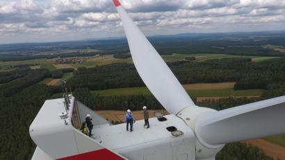 Bild: Stefan Paulus
Windradbesteigung von Hubert Aiwanger, Bild aufgenommen mit einer Drohne.