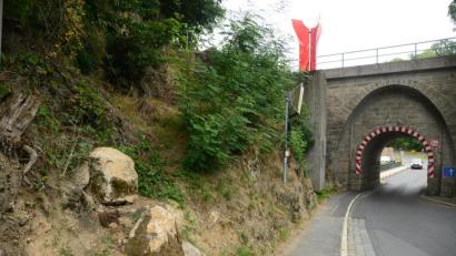 Bild: bey
Der einstige Aufstieg des Johannessteiges (links) ist nur noch zu vermuten. Die Treppen sind entfernt, die Steine haben sich als Folge von Frost gelöst.