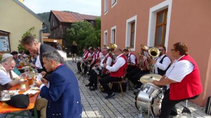 Bild: hl
Die Blaskapelle und Gäste rund um den Marktbrunnen.