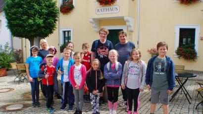 Bild: enz
Auf Einladung der Freien Wähler unternahm eine Gruppe von Kindern und Jugendlichen einen Ausflug zur Kletteranlage der DAV-Sektion Karlsbad nach Tirschenreuth.
