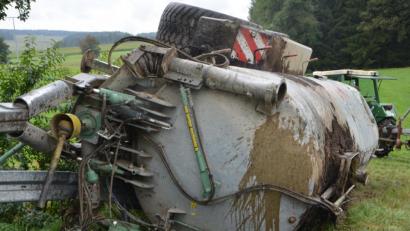 Bild: dob
In Neumühle ist ein Traktor mit einem Gülleanhänger umgekippt.