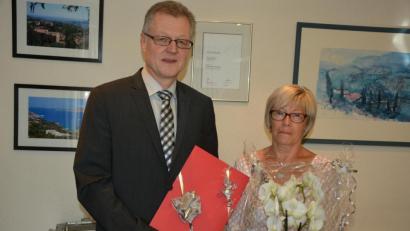 Bild: jr
Brigitte Schröter war 46 Jahre lang in der Steuerkanzlei Freundl tätig. Gerhard Freundl dankte für das Engagement und überreichte zum Abschied Geschenke.