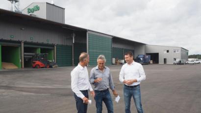 Bild: bl
Vertriebschef Joachim Rauschert, Investor Martin Kiener und Betriebsleiter Christian Beer (von links) stellten das neue Baywa-Agrar-Kompetenzzentrum in Wernberg vor, das am Sonntag, 15. September, beim Tag der offenen Tür besichtigt werden kann.