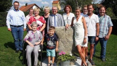 Bild: wro
Erika Thoma (vorne links) feierte ihren 85. Geburtstag zu Hause. Sie freute sich über eine große Gratulantenschar, darunter auch Bürgermeister Toni Dutz (stehend, Fünfter von links) und Juliane Schaumberger (Zweite von links) vom Obst- und Gartenbauverein.