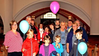 Bild: R. Kreuzer
Besucher in der Michaelskirche.