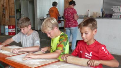 Bild: amö
Nachdem der Teig ausgerollt war, durften die Kinder ihre Pizza nach eigenem Geschmack belegen.