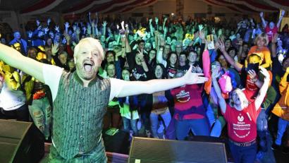 Bild: Petra Hartl
Das Zelt tobt: So feiert man Geburtstag! Zu seinem Zehnjährigen hatte der Heimat- und Kulturverein Ammerthal TV- und Schlagerstar Ross Antony für eine Schlager- und Oldie-Night verpflichtet.