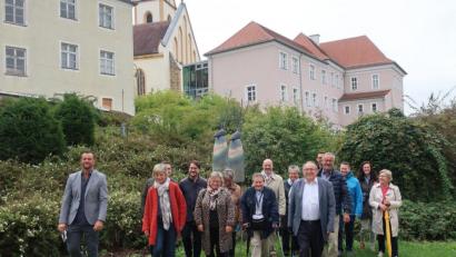 Bild: Hirsch
Die Teilnehmer am Stadtspaziergang begaben sich auf die "Spuren des Künstlers Peter Mayer und Schwandorfer Literaten".