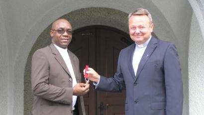 Bild: öt
Bereits vor dem ersten Vorabendgottesdienst des neuen Geistlichen übergab Pfarrer Dr. Dr. Josef Waleszczuk (rechts) aus Pullenreuth den Schlüssel für das Pfarrhaus an Pfarrer Dr. Chinedu Paul Ezenwa.