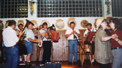 Bild: edo
So fing es damals an: Die Gründungsmitglieder Gerhard Thurn (Dritter von rechts) und Alois Lindner (Vierter von rechts) musizierten zusammen mit anderen Musikanten im ganzen Landkreis, hier im alten Saal des Oberbibracher Schützenhauses aus dem Jahr 2000.