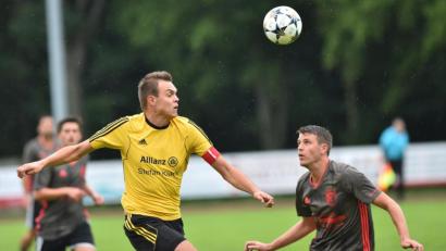 Bild: A. Schwarzmeier
Erbendorfs Kapitän Sandro Hösl (links, im Duell mit Sebastian Bierler vom VfB Mantel) brachte sein Team mit 1:0 in Führung. Die Steinwald-Elf setzte sich im Kellerduell der Kreisliga Nord am Ende mit 3:2 durch.